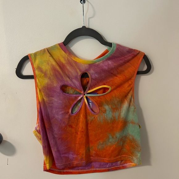 90s inspired, plus size, tie dye, tank top. Flower cut-out detail summer top. - Picture 2 of 3